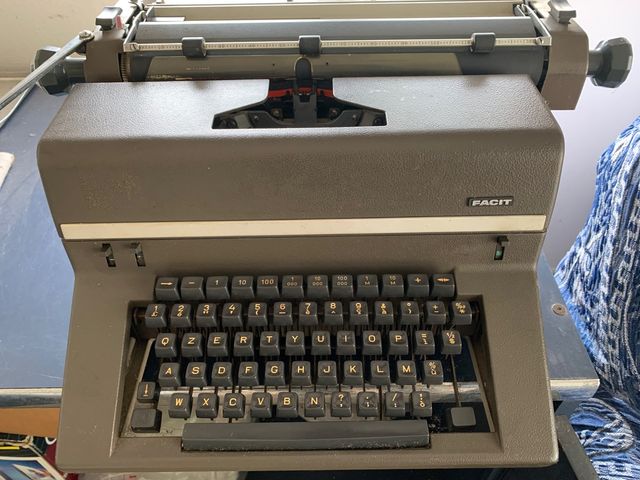 Macchina da scrivere Facit