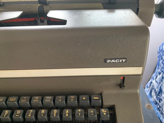 Macchina da scrivere Facit
