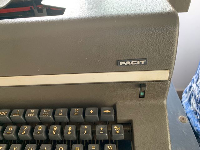 Macchina da scrivere Facit