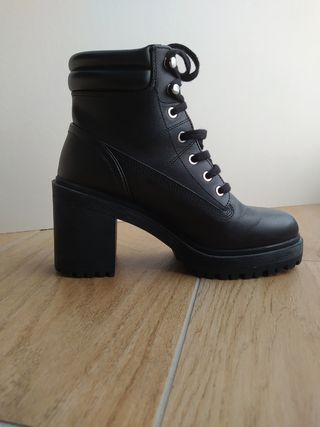 Botas tacón tipo militar Zara T38 de segunda mano por 20 EUR en  Donostia-San Sebastián en WALLAPOP