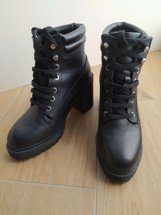 Botas tacón tipo militar Zara T38 de segunda mano por 20 EUR en  Donostia-San Sebastián en WALLAPOP