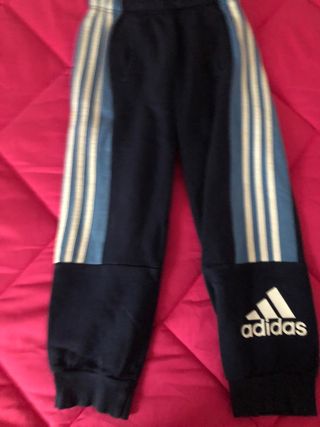 Pantalón chándal Adidas niño de segunda mano por 5 EUR en Eibar en WALLAPOP