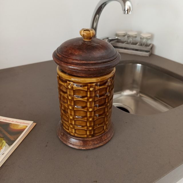 2 tarros de  ceramica y madera