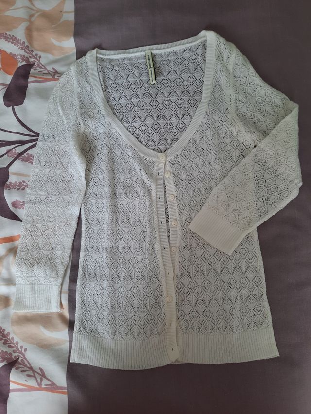 Rebeca blanca calada con manga por el codo