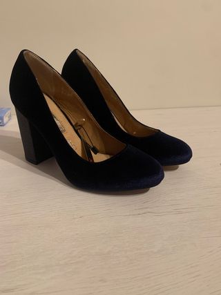 Tacones terciopelo azul de segunda mano por 20 EUR en Emisora Radio Elect  Campillo en WALLAPOP
