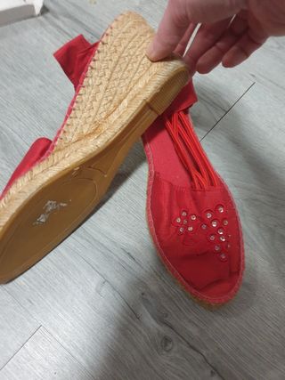 Zuecos de señora de segunda mano por 4 EUR en Narón en WALLAPOP