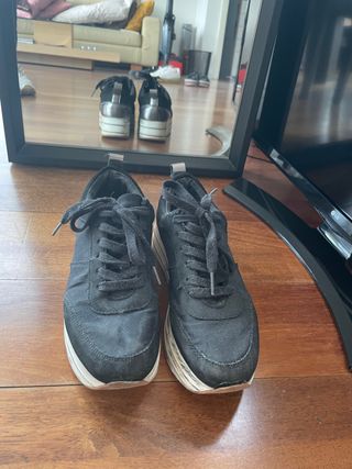 Zapatillas Zara negras con plataforma de segunda mano por 6 EUR en Madrid  en WALLAPOP