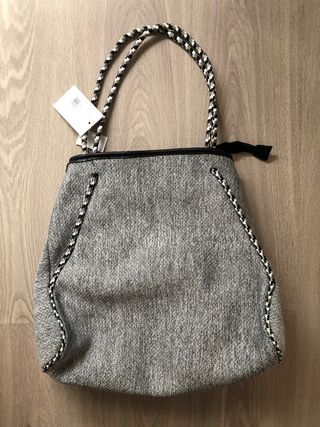 NUEVO! Bolso neopreno gris de segunda mano por 25 EUR en Valencia en  WALLAPOP