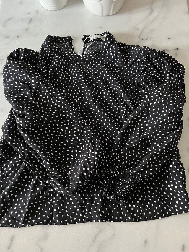 Blusa topos con mangas abullonadas