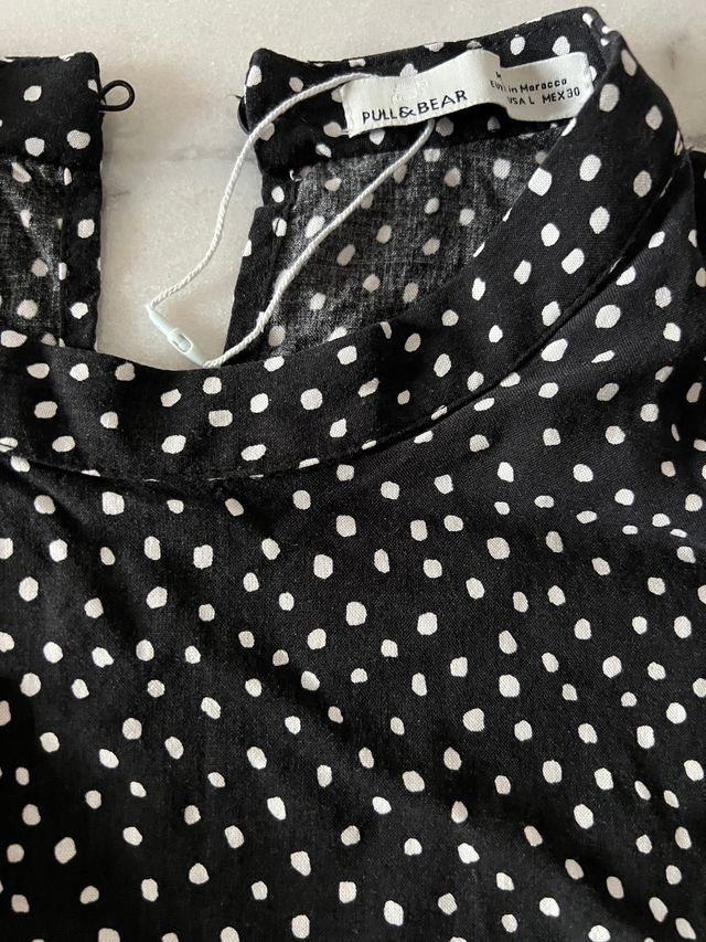 Blusa topos con mangas abullonadas