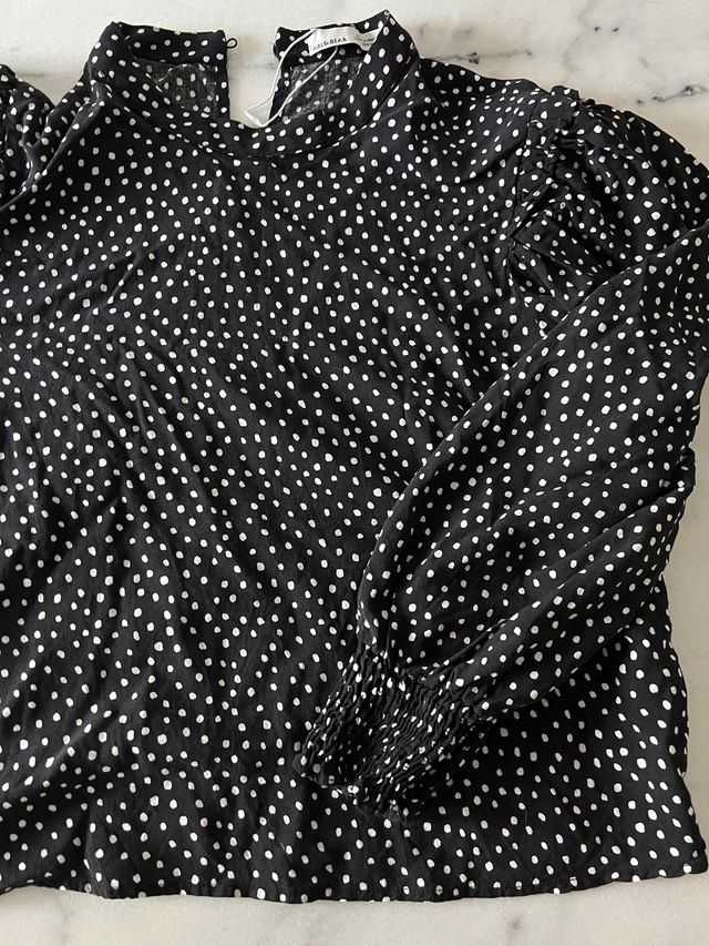 Blusa topos con mangas abullonadas