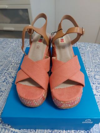 Sandalias cuña d ante color salmón, talla 38 de segunda mano por 34 EUR en  San Lorenzo de El Escorial en WALLAPOP
