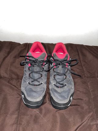 Zapatos montaña Quechua de segunda mano por 15 EUR en Barcelona en WALLAPOP