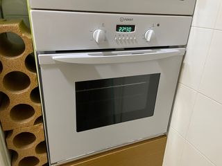 Horno Indesit blanco de segunda mano por 80 EUR en Sevilla en WALLAPOP