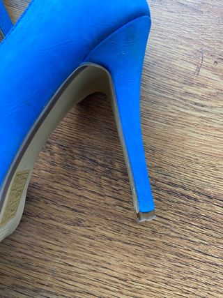 Zapatos de fiesta azul eléctrico con muy poco uso de segunda mano por 6 EUR  en Ciudad Real en WALLAPOP