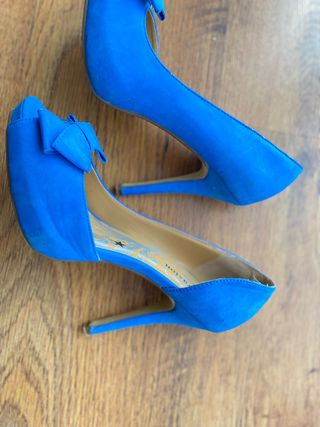 Zapatos de fiesta azul eléctrico con muy poco uso de segunda mano por 6 EUR  en Ciudad Real en WALLAPOP