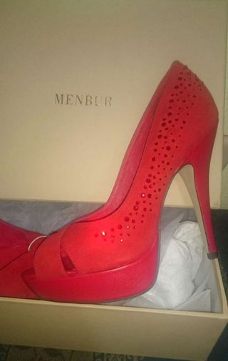 Zapatos rojos Menbur de segunda mano por 30 EUR en Lauroeta en WALLAPOP