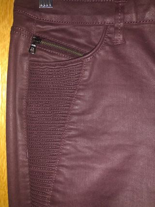 Pantalón Pitillo Burdeos