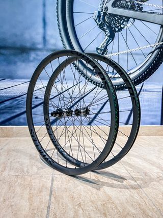 PAR DE RUEDAS SYNCROS SILVERTON 1.0 MTB - Tienda Arista