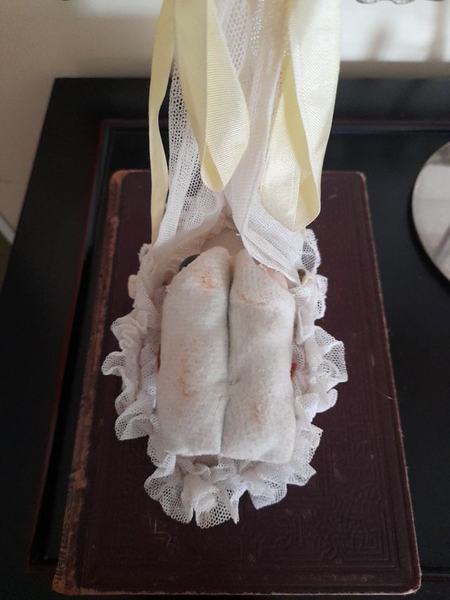 Dos antiguos muñecos con cabeza de terracota.