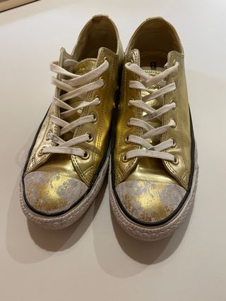 Converse piel doradas de segunda mano por 15 EUR en Cala Lliteres en  WALLAPOP