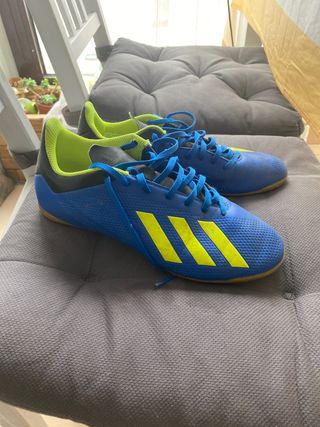 Zapatillas fútbol sala Adidas de segunda mano por 15 EUR en Girona en  WALLAPOP