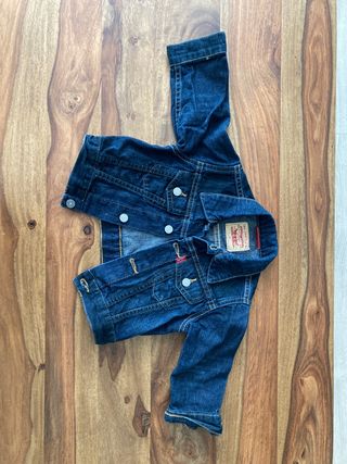 Cazadora vaquera levis para bebé 6 meses de segunda mano por 18 EUR en  Burgos en WALLAPOP