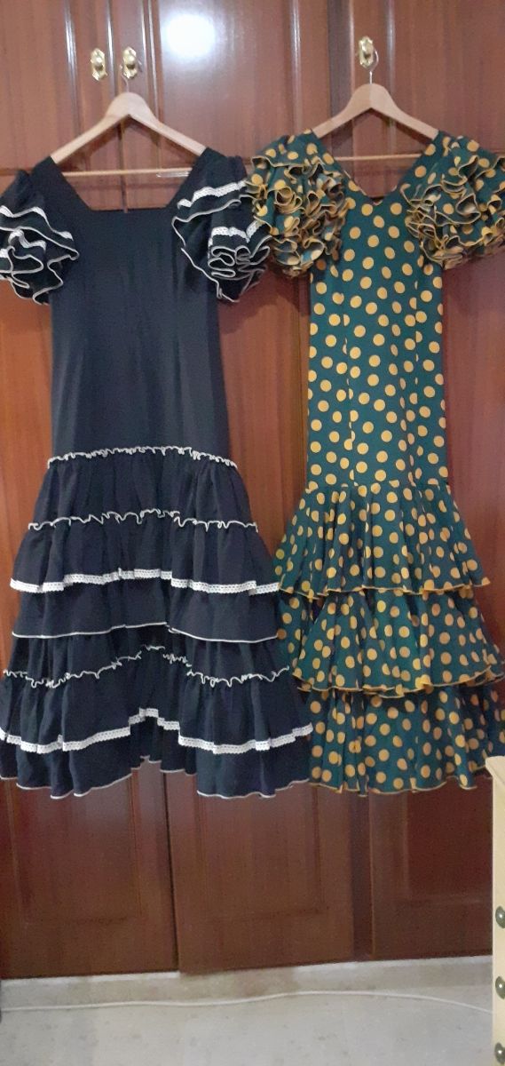 Traje de flamenca con mantón y accesorios