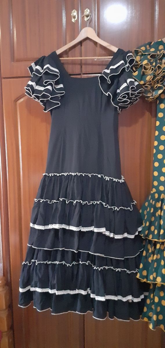 Traje de flamenca con mantón y accesorios