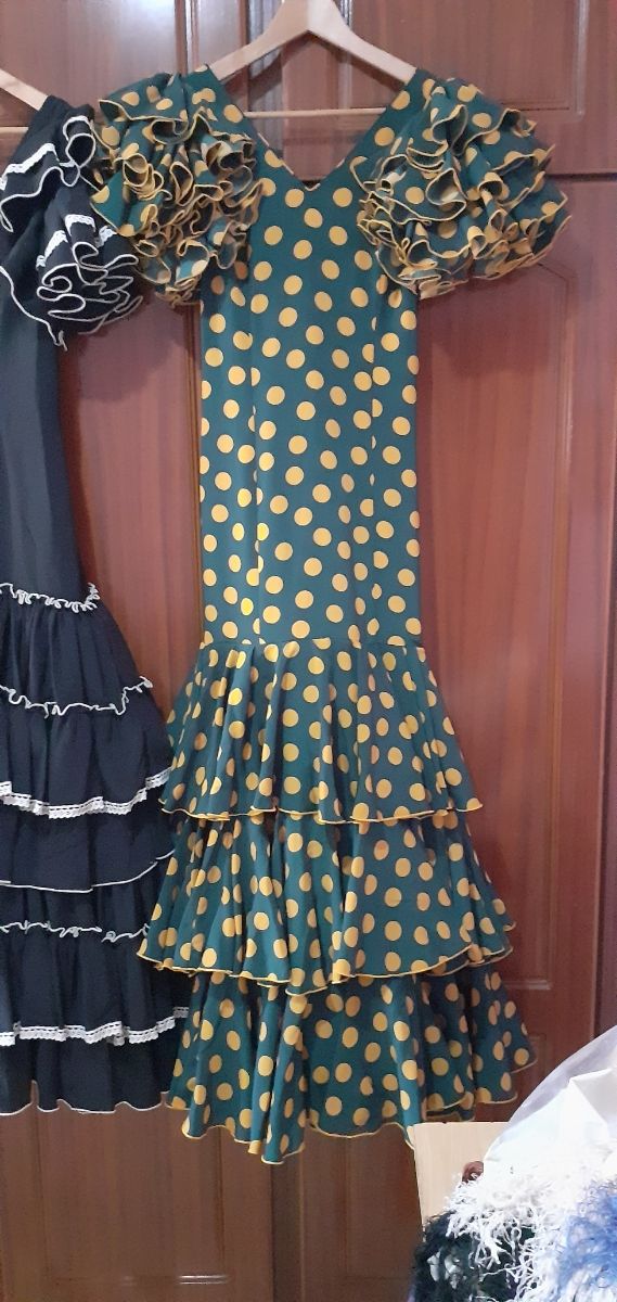 Traje de flamenca con mantón y accesorios