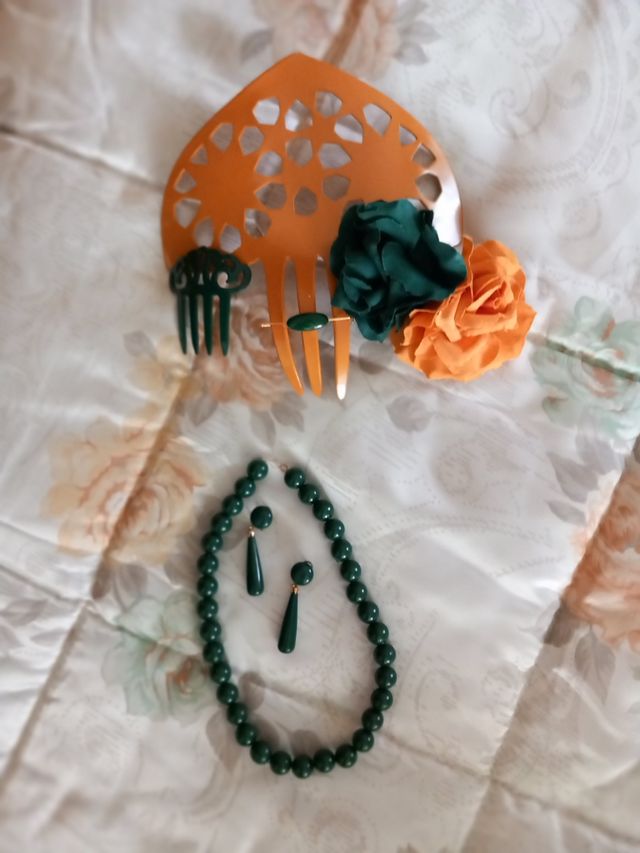 Traje de flamenca con mantón y accesorios