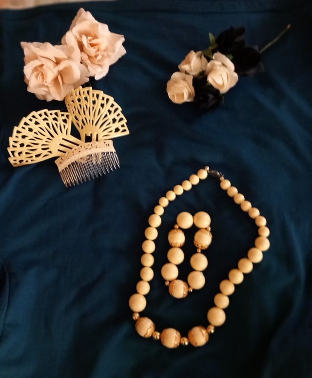 Traje de flamenca con mantón y accesorios