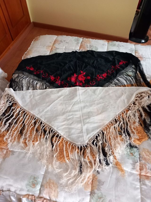 Traje de flamenca con mantón y accesorios