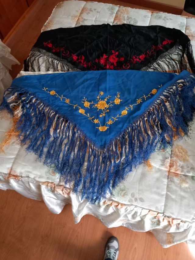 Traje de flamenca con mantón y accesorios