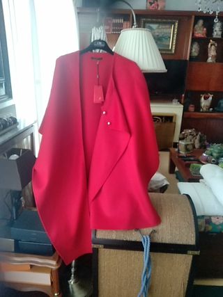 Abrigo capa carolina herrera de segunda mano por 500 EUR en Las Arenas en  WALLAPOP