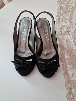 Sandalias Zendra negras ante de segunda mano por 17 EUR en Pozuelo de  Alarcón en WALLAPOP