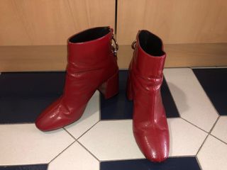 Botas piel rojas Zara de segunda mano por 9 EUR en Marbella en WALLAPOP