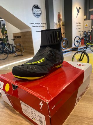 Zapatillas ciclismo carretera invierno 43 de segunda mano por 90 EUR en  Valencia en WALLAPOP