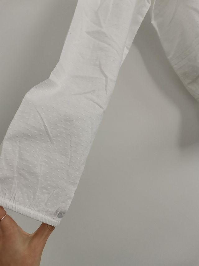 camisa plumeti y volantes Mango