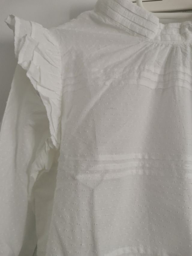 camisa plumeti y volantes Mango