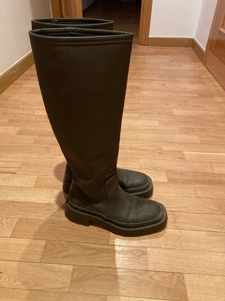 Botas agua altas Zara de segunda mano por 30 EUR en Madrid en WALLAPOP