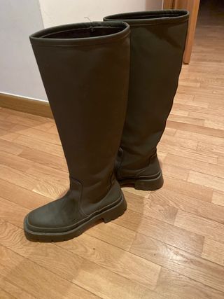 Botas agua altas Zara de segunda mano por 30 EUR en Madrid en WALLAPOP