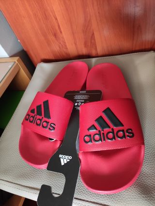 Chanclas Adidas talla 44,5 nuevas de segunda mano por 25 EUR en Cerceda de  A Coruña en WALLAPOP