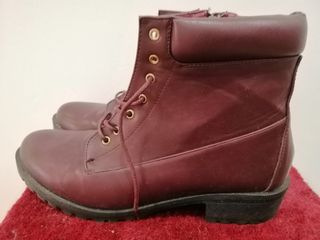 Botas militares mujer burdeos de segunda mano por 15 EUR en Valencia en  WALLAPOP