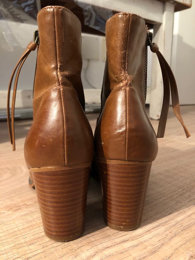 Botín color cuero marrón Stradivarius