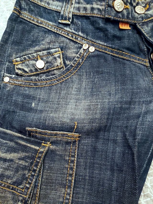 Pantalón denim corto de Maggie Jeans. Talla 28