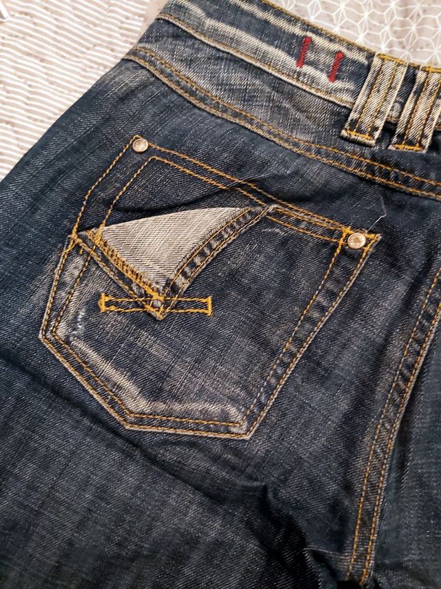 Pantalón denim corto de Maggie Jeans. Talla 28