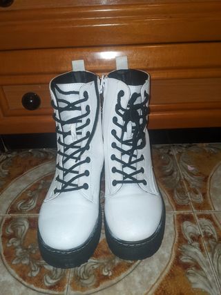 Botas militares blancas forever 21 de segunda mano por 15 EUR en Barcelona  en WALLAPOP