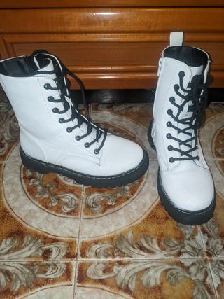 Botas militares blancas forever 21 de segunda mano por 15 EUR en Barcelona  en WALLAPOP