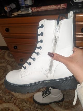 Botas militares blancas forever 21 de segunda mano por 15 EUR en Barcelona  en WALLAPOP